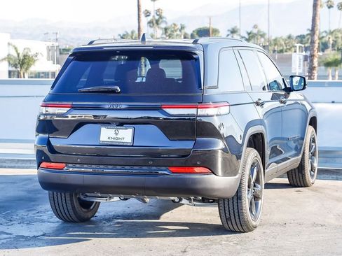New 2025 Jeep Grand Cherokee Altitude image 9