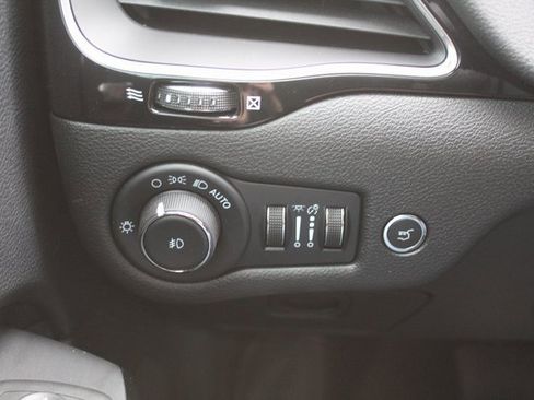 Used 2023 Jeep Cherokee Altitude Lux image 27