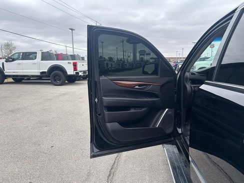 Used 2015 Cadillac Escalade Premium image 10