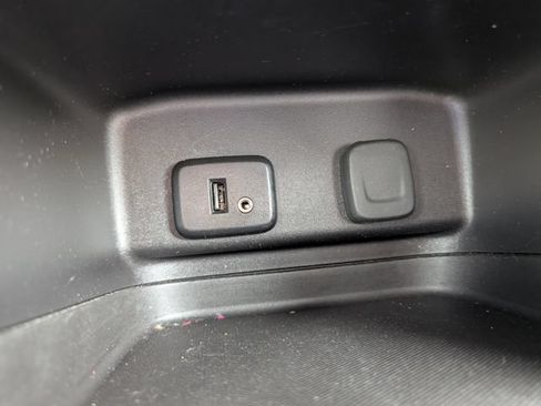 Used 2018 Chevrolet Equinox LT FWD image 19