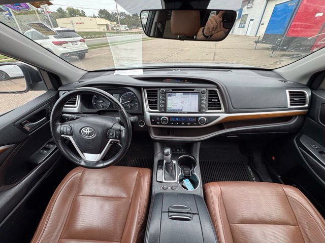Used 2017 Toyota Highlander Limited AWD/4WD image 16