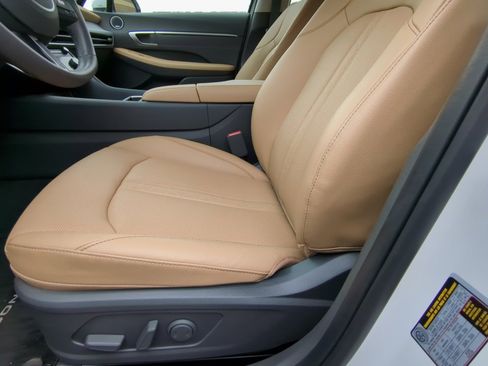 Certified 2025 Hyundai Sonata Limited FWD image 9
