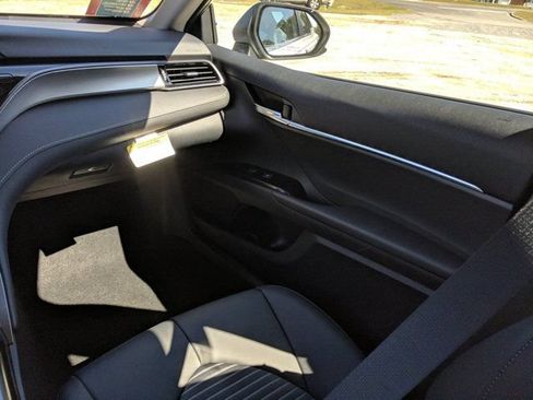 Used 2020 Toyota Camry SE FWD image 16