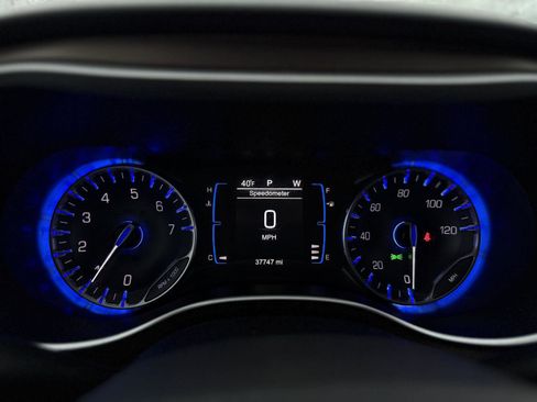 Used 2017 Chrysler Pacifica Touring-L w/ Tire & Wheel Group image 16