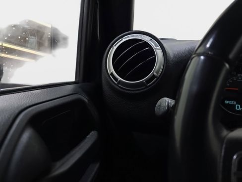Used 2017 Jeep Wrangler Unlimited Sahara w/ Connectivity Group AWD/4WD image 26