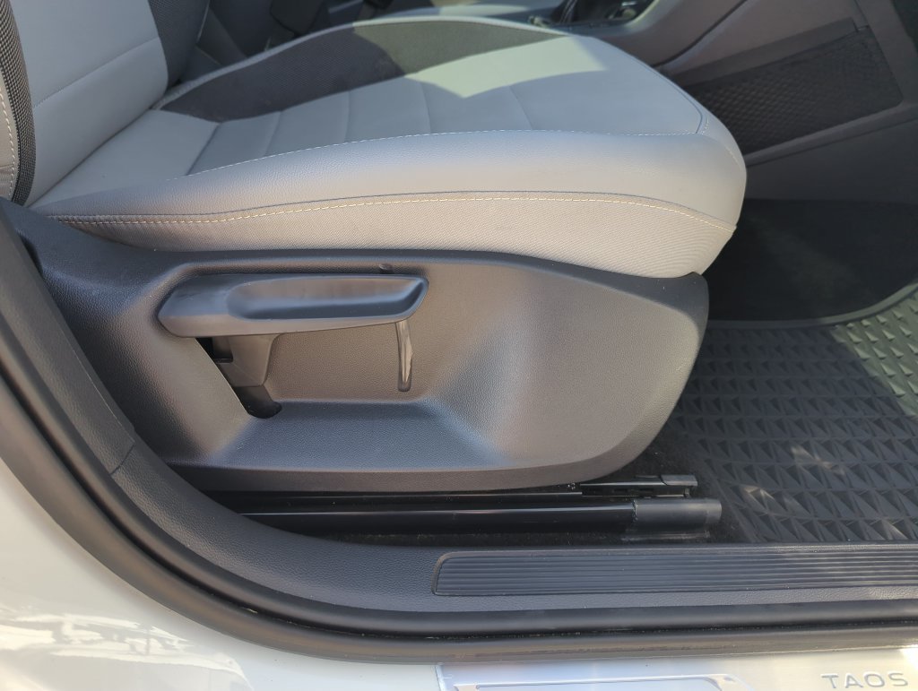 Certified 2023 Volkswagen Taos SE FWD image 38