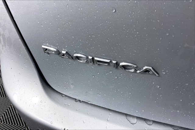 Used 2026 Chrysler Pacifica Select FWD image 18