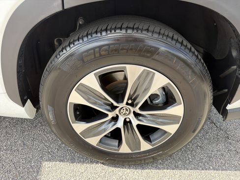 Certified 2025 Toyota Highlander XLE FWD image 31