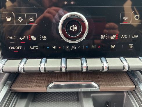 Used 2025 GMC Acadia Denali image 47