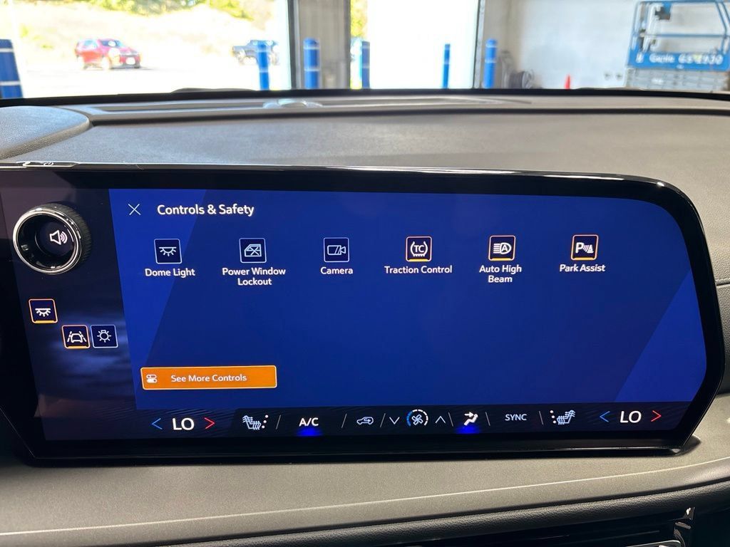 Used 2026 Chevrolet Traverse LT FWD image 23