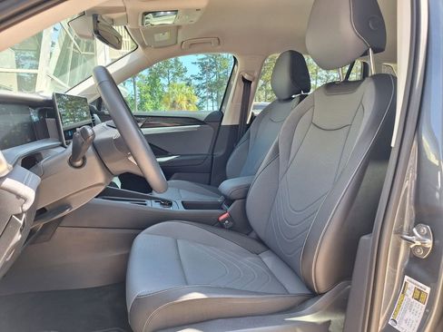 Used 2025 Volkswagen Tiguan SE FWD image 14