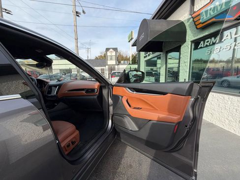Used 2018 Maserati Levante image 36