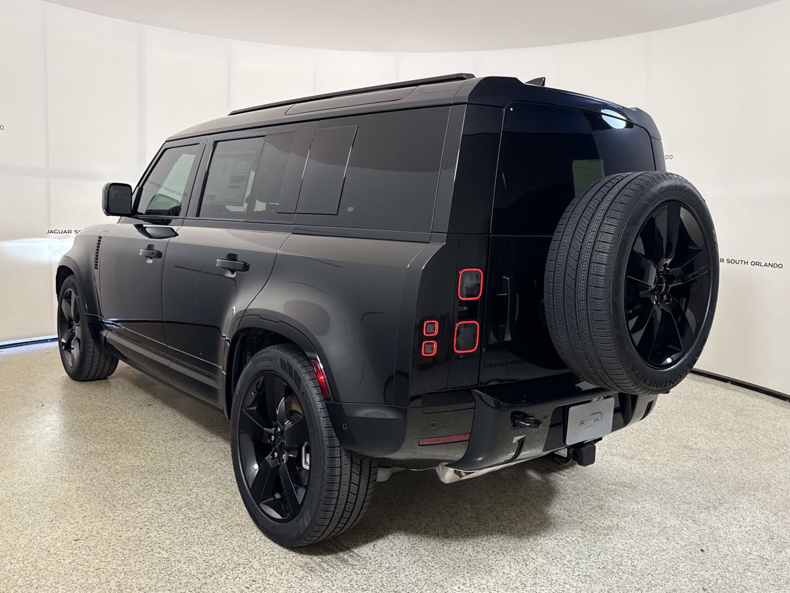 New 2026 Land Rover Defender 110 X-Dynamic SE AWD/4WD image 3