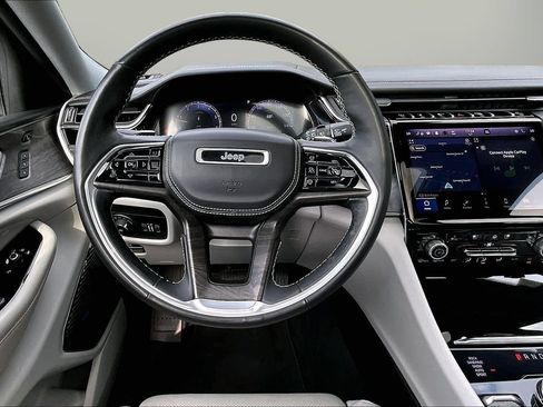 Certified 2022 Jeep Grand Cherokee Overland w/ Luxury Tech Group IV AWD/4WD image 11