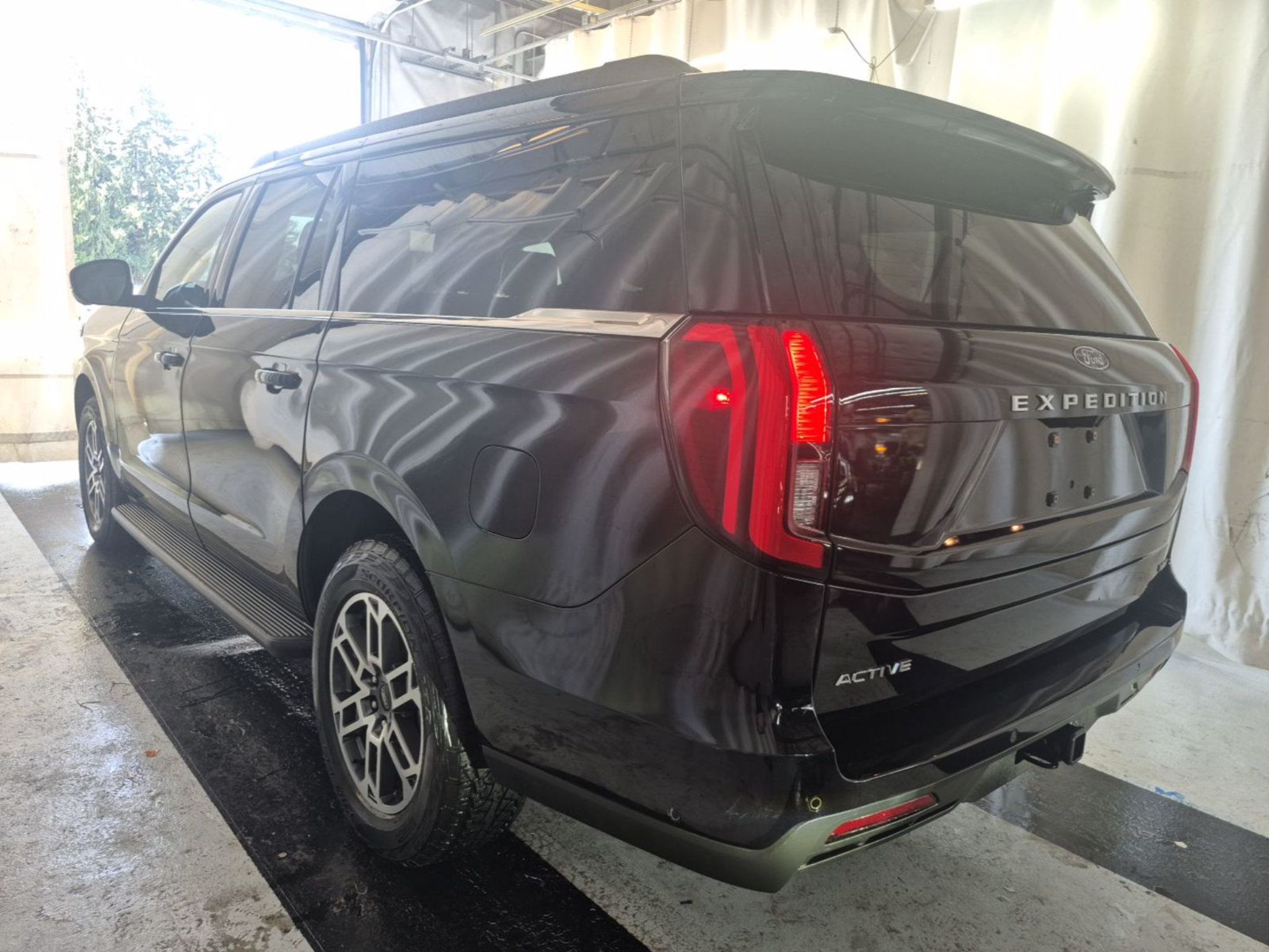 Used 2025 Ford Expedition Max Active AWD/4WD image 3