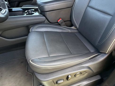 Used 2025 Chevrolet Suburban Premier image 22