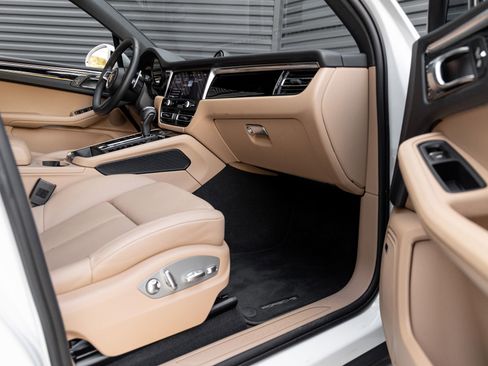 Certified 2025 Porsche Macan AWD/4WD image 36