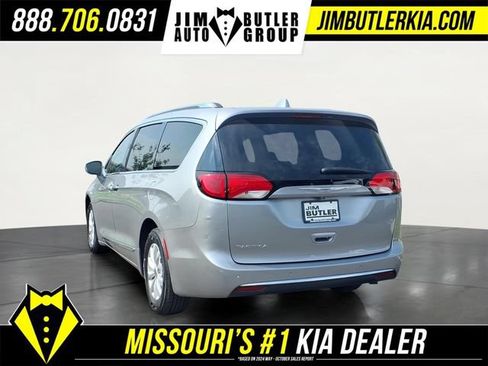 Used 2019 Chrysler Pacifica Touring-L FWD image 4