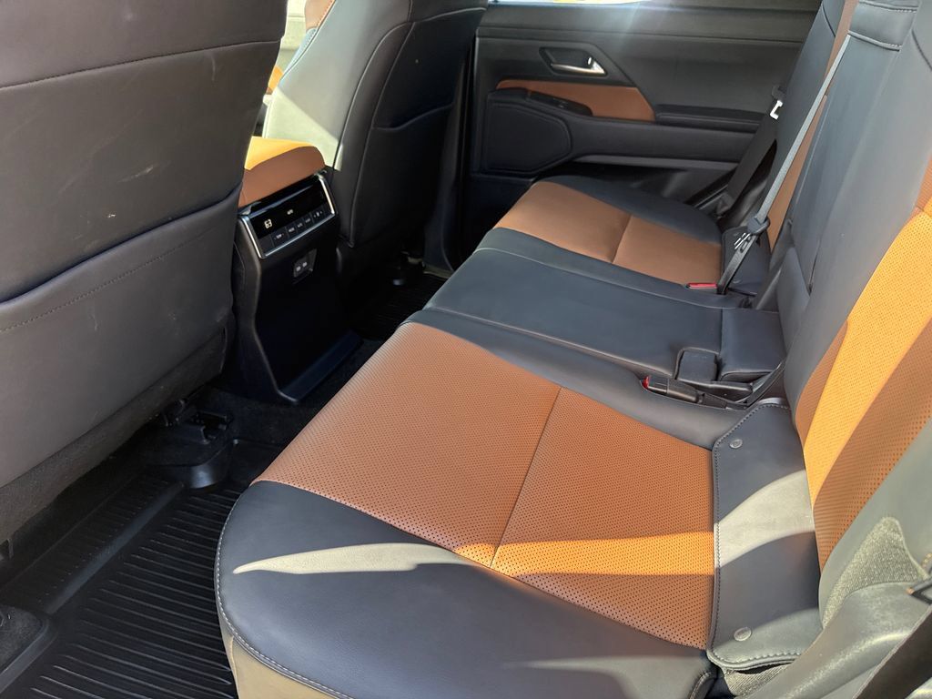 Used 2025 Lexus GX 550 w/ Accessory Package (2T) AWD/4WD image 17