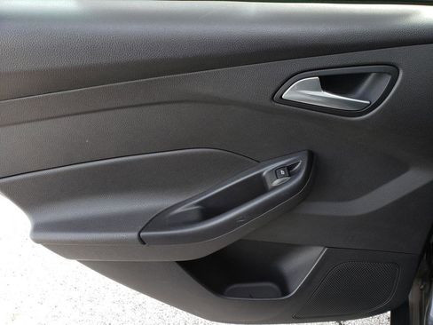 Used 2018 Ford Focus SE w/ SE Appearance Package image 11
