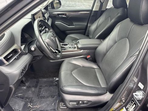 Used 2023 Toyota Highlander Limited AWD/4WD image 6