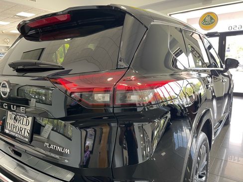 Used 2025 Nissan Rogue Platinum w/ Tech Package FWD image 17