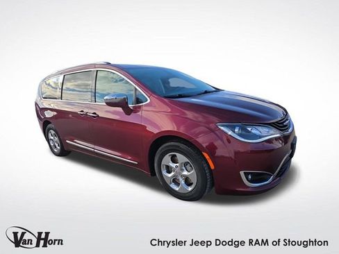 Used 2018 Chrysler Pacifica Limited image 1