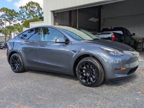 Used 2023 Tesla Model Y 2WD image 2