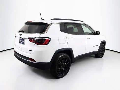 Used 2022 Jeep Compass Latitude w/ Sun and Sound Group AWD/4WD image 9