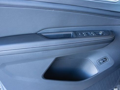 Used 2024 Volkswagen Atlas Cross Sport SE image 17