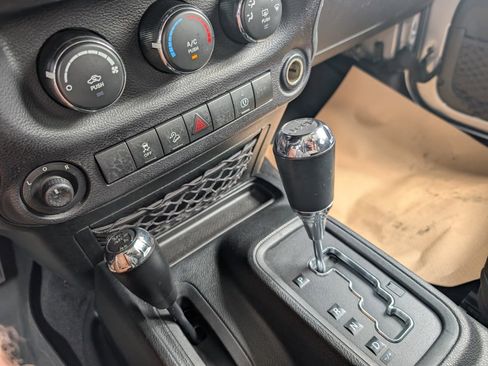 Used 2018 Jeep Wrangler Unlimited Sahara w/ Connectivity Group image 25