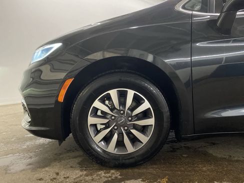 Used 2021 Chrysler Pacifica Touring-L FWD image 12