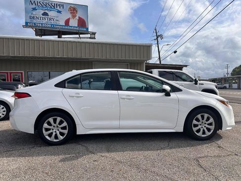 Used 2022 Toyota Corolla LE image 3