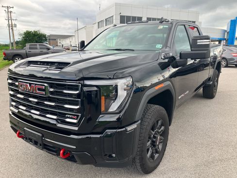 Used 2025 GMC Sierra 2500 AT4 w/ AT4 Preferred Package AWD/4WD image 3