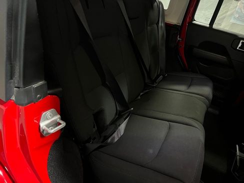 Used 2020 Jeep Wrangler Unlimited Sahara image 13