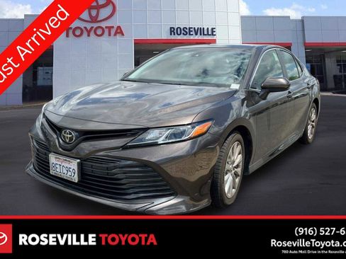 Used 2018 Toyota Camry LE FWD image 1