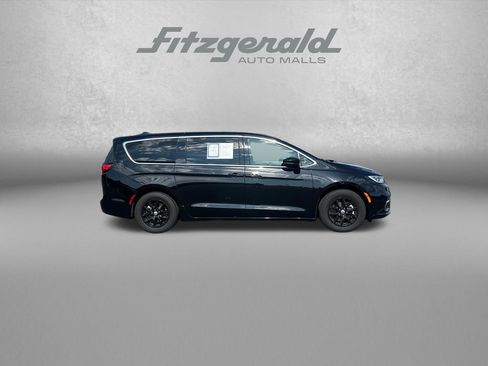 Used 2025 Chrysler Pacifica Select FWD image 9