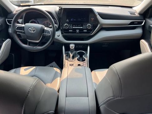 Used 2023 Toyota Highlander XLE AWD/4WD image 10