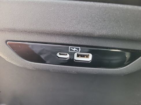 Used 2023 Chrysler Pacifica Touring-L FWD image 17