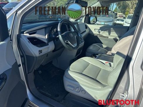 Used 2018 Toyota Sienna XLE image 6