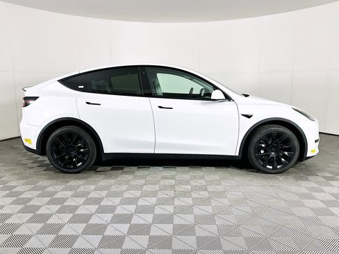 Used 2022 Tesla Model Y Long Range AWD/4WD image 10