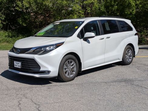 Used 2023 Toyota Sienna XLE AWD/4WD image 3