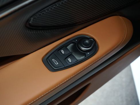 Used 2025 Aston Martin DB12 Coupe RWD image 30