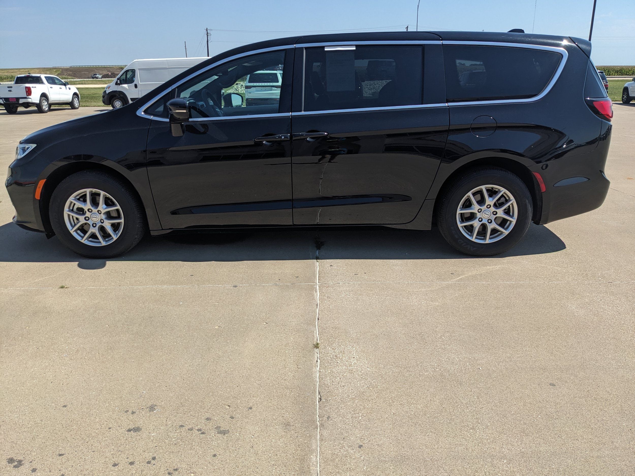 Used 2026 Chrysler Pacifica Select FWD image 5