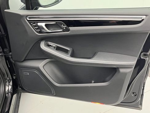 Used 2025 Porsche Macan image 40