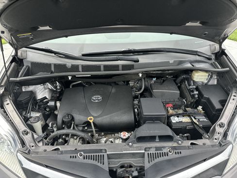 Used 2018 Toyota Sienna LE FWD image 35
