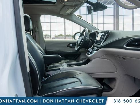 Used 2023 Chrysler Pacifica Limited FWD image 25