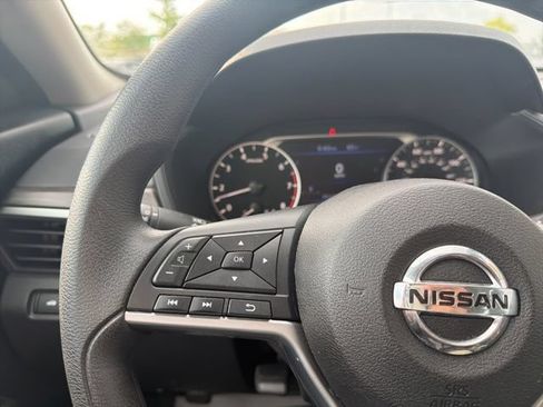 Used 2025 Nissan Altima 2.5 SV FWD image 33