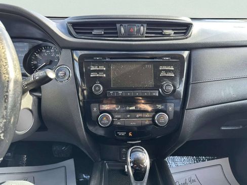 Used 2017 Nissan Rogue SV FWD image 29