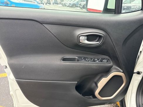 Used 2017 Jeep Renegade Latitude w/ Cold Weather Group image 15